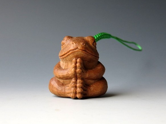 オーダーページ】木彫り 白檀の小さな根付 いのりの蛙 携帯ストラップ