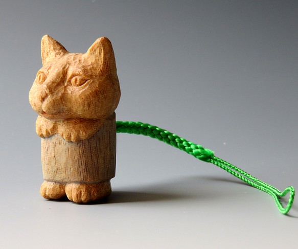 木彫　はらまき猫のストラップ 1枚目の画像