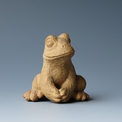 小さな木彫　蛙　香木白檀 1枚目の画像