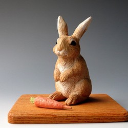木彫　クスノキの兎（人参・台付き） 1枚目の画像