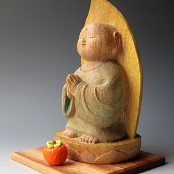 秋の趣　木彫りのお地蔵様と柿 1枚目の画像