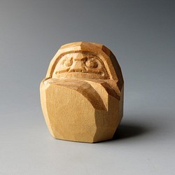 木彫り（白檀）の小さなダルマさま 1枚目の画像