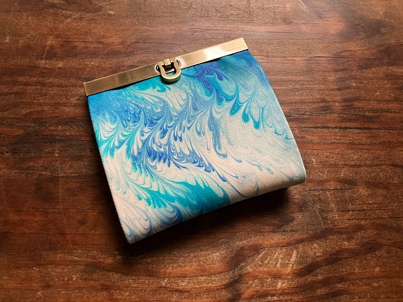 【一点物です】マーブル染めの二つ折り財布『avanico-harf』 1枚目の画像