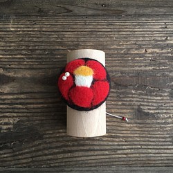 「アームピンクッション・赤い椿」手首につけるタイプ/羊毛作品 1枚目の画像