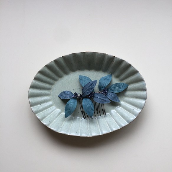 小花と葉のヘアコーム（青） 1枚目の画像