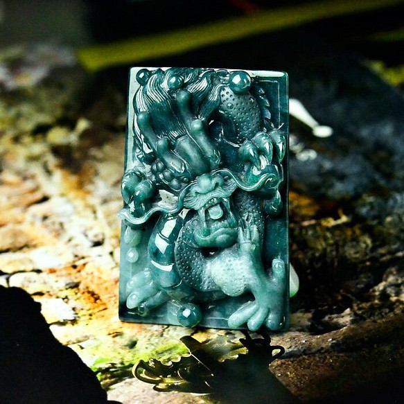 龍 翡翠 天然石 彫刻 ペンダントトップ 蒼翠 1枚目の画像