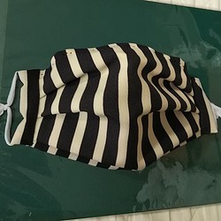 大人 プリーツ マスク 着物 リメイク ガーゼ ワイヤー ポケット ストライプ モノトーン B 1枚目の画像