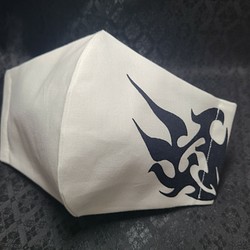 森のパパオリジナルデザイン第3弾 トライバル柄【焔】  白×黒焔 シーチングとダブルガーゼの夏用マスクです 1枚目の画像