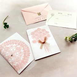 【送料無料】シロツメ草花束・シロツメ草の花冠デザインの招待状2セット（サーモンピンク） 1枚目の画像