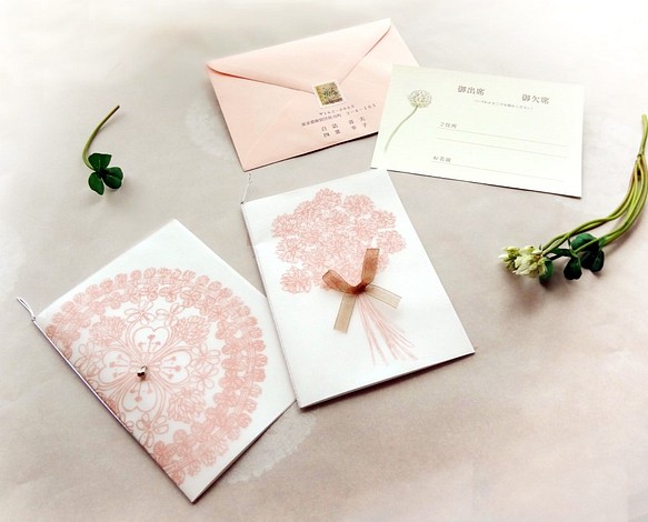 【送料無料】シロツメ草花束・シロツメ草の花冠デザインの招待状2セット（サーモンピンク） 1枚目の画像