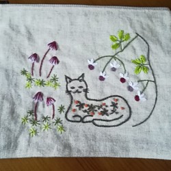 ☆一点物☆手刺繍リネンのポーチ（猫とキノコ） 1枚目の画像