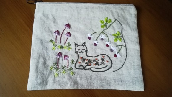 ☆一点物☆手刺繍リネンのポーチ（猫とキノコ） 1枚目の画像