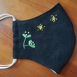 リネンの立体マスク☆大人可愛い横顔☆手刺繍　（星と木の芽、黒） 1枚目の画像