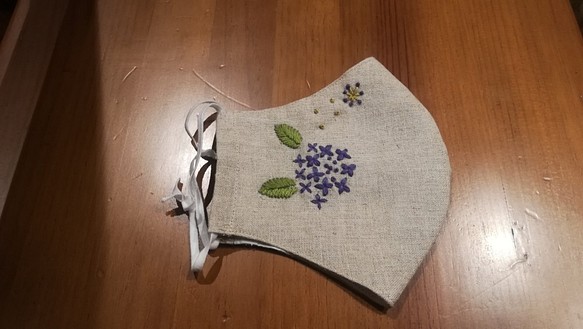 リネンの立体マスク　手刺繍　（紫陽花、紫） 1枚目の画像