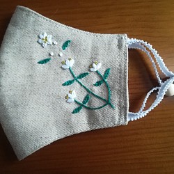 リネンの立体マスク☆シュッと小顔☆手刺繍　（白い花） 1枚目の画像
