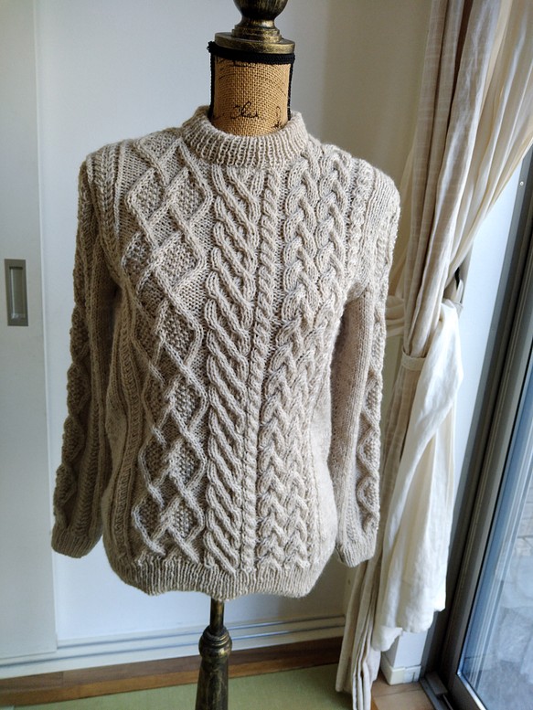 非対称模様のセーター 1枚目の画像
