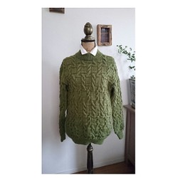 縄編みのハイネックメンズセーター 1枚目の画像