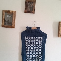 二色の和柄風編み込みセーター 1枚目の画像
