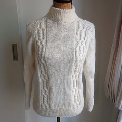 ボトルネックの縄編みセーター 1枚目の画像