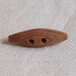 木製ボタン　チーク材　 ダッフル（トグル）ボタン 1枚目の画像