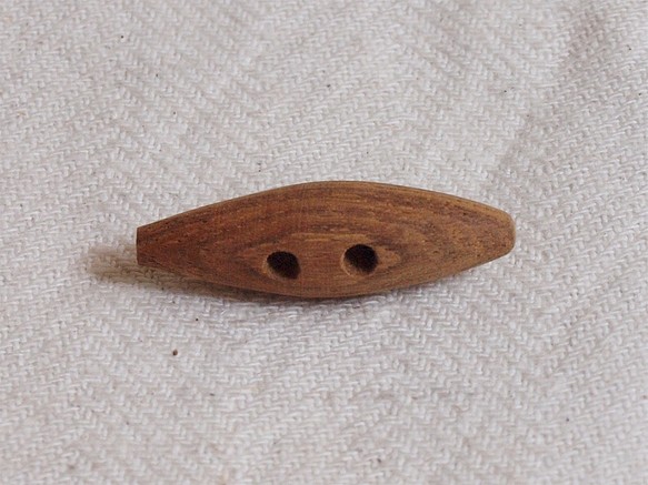 木製ボタン　チーク材　 ダッフル（トグル）ボタン 1枚目の画像