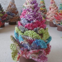 クリスマスツリーな小物入れ　カラフルツリータイプ⑤　　自分で飾るビーズオーナメント付き 1枚目の画像