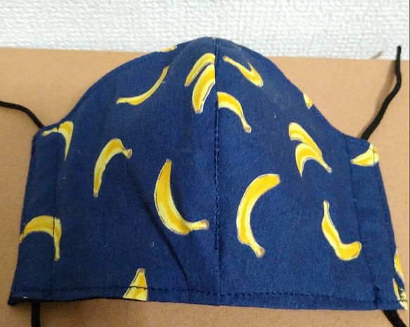 【夏マスク】接触冷感ダブルガーゼ☆園児&低学年用☆紺×バナナ柄 1枚目の画像