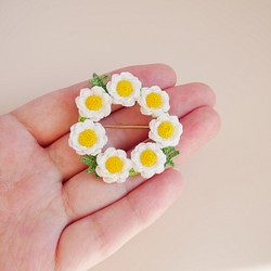 刺繍糸で編んだ小さな花かんざしのリースブローチ ブローチ 四季折々