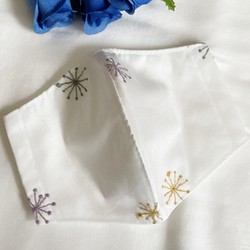 【送料無料】立体布マスク　カラフル刺しゅう　花柄 1枚目の画像