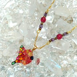 天然石と蝶の煌めきペンダントミニ 飴玉 1枚目の画像