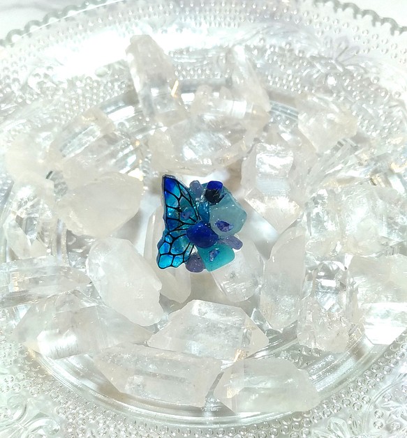 天然石と蝶の煌めきリングミニ 薄氷 1枚目の画像