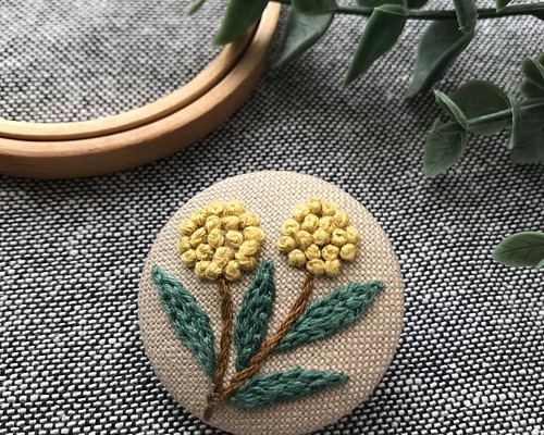 ▪︎送料無料▪︎くるみボタン黄色い花刺繍のブローチ