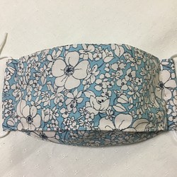 箱形マスク・大人用　ノーズワイヤー・フィルターポケット付き　ブルー地に生成りの花柄 1枚目の画像