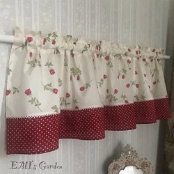 赤い薔薇 とドットフリル 可愛いカフェカーテン カーテン Emi S Garden エミズガーデン 通販 Creema クリーマ ハンドメイド 手作り クラフト作品の販売サイト