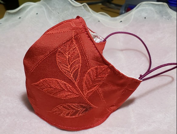 ☆シルクマスク☆送料無料☆高級シルクの真っ赤な不織布入り女性用立体布マスク  ☆ 1枚目の画像