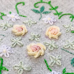 【在庫限り一点もの】手触りが良い ウール生地 巾着袋 ローズ 手刺繍 グレー バラ ポーチ