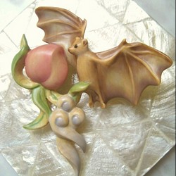 桃と蝙蝠のブローチ 1枚目の画像