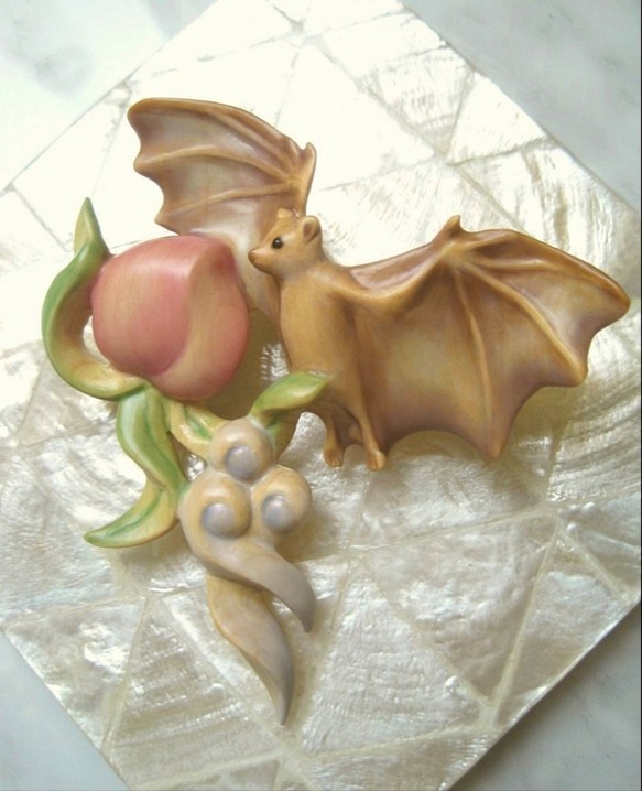 桃と蝙蝠のブローチ 1枚目の画像