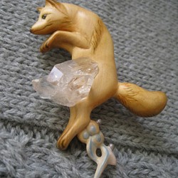 水晶と狐のブローチ 1枚目の画像