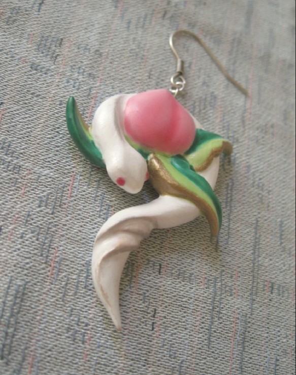 桃と白蛇の耳飾り（1ピース） 1枚目の画像