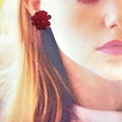 【送料無料】赤い実花のピアス 1枚目の画像