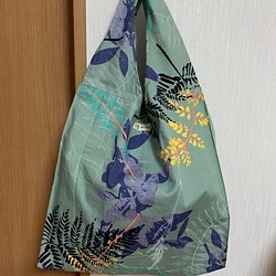 大柄の模様の布製の折りたたみエコバッグ（地色ダークな緑色・小袋入り）送料込み 1枚目の画像