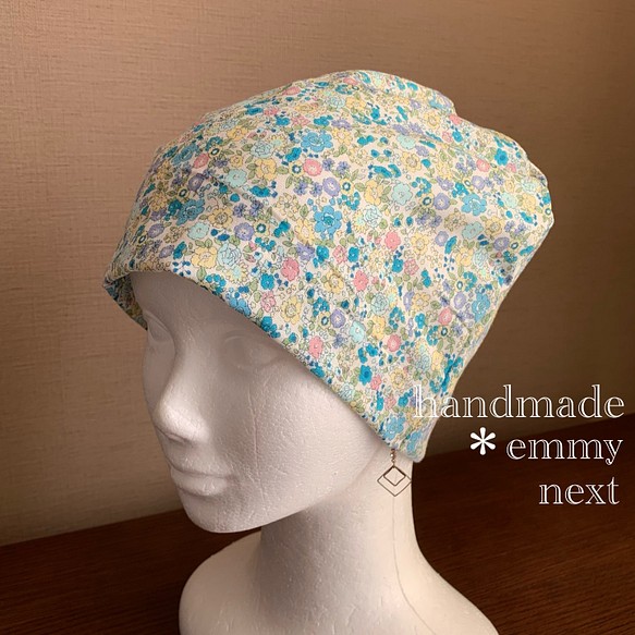 送料無料＊handmadeダブルガーゼ帽子〈Blue flower〉おしゃれな医療用帽子　ケアキャップ　可愛いケア帽子　 1枚目の画像