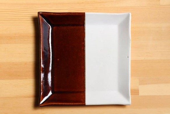 角皿 白と茶色のハーフ&ハーフ 掛け分け皿 ほっこりかわいい益子焼 1枚目の画像