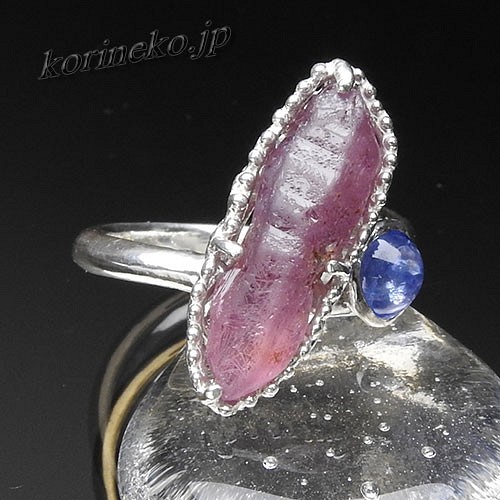 【スリランカ産】綺麗な濃いピンク。ピンクサファイア結晶とブルーサファイアのリング。 1枚目の画像
