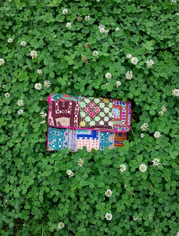 印度媽媽手作拼布包，可揹可手拿-鄉村粉框 第1張的照片