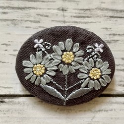 リボン刺繍+ミシン刺繍のブローチ　楕円 1枚目の画像