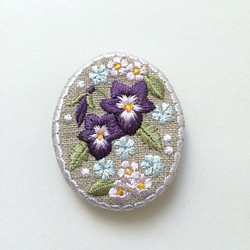刺繡ブローチ リネン  ヴィオラとたくさんの小花 1枚目の画像