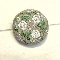 リネン　小さい白バラのリース　刺繍のブローチ　丸　 1枚目の画像