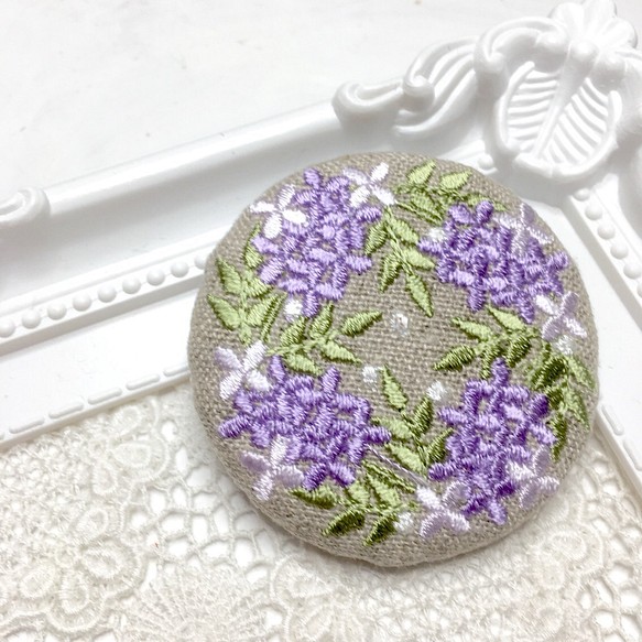 リネン　ライラックのリース　刺繍ブローチ　紫  丸50ﾐﾘ 1枚目の画像